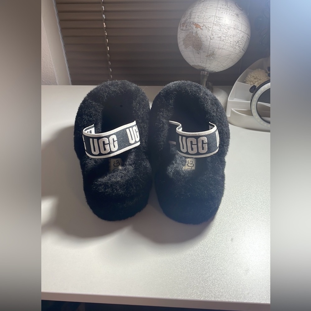 Women’s Fluffy Yeah Slide, in black.